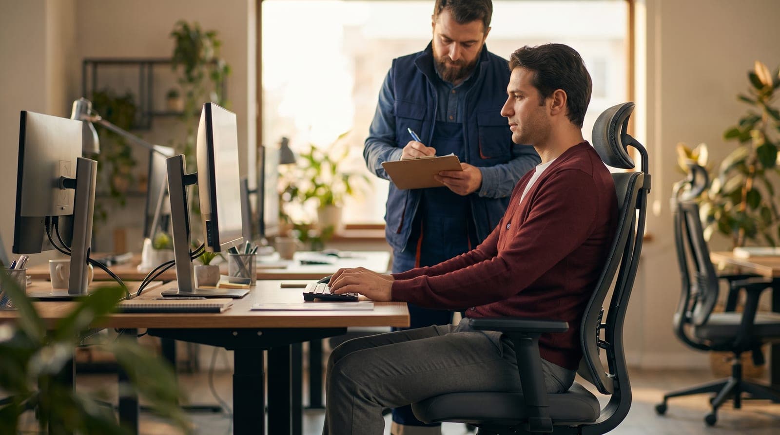 İSG uzmanı ofis çalışanının ergonomik duruşunu denetliyor